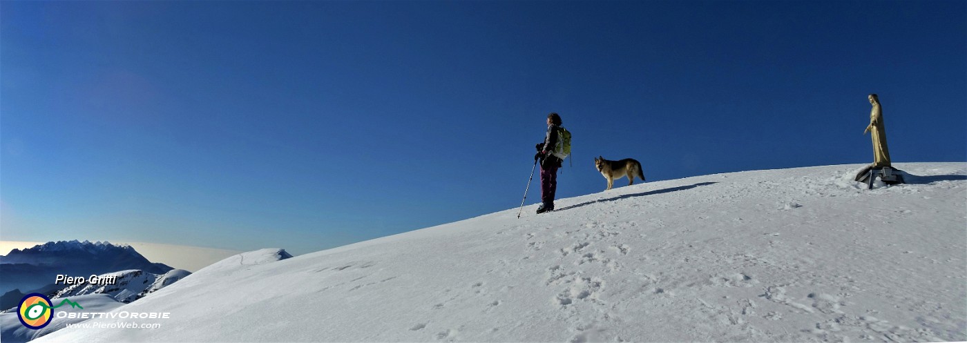 35 Sulla vetta del Pizzo Baciamorti ammantata di neve con vista dalla Madonnina al  Resegone.jpg